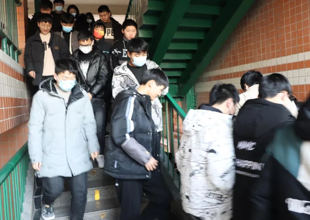 淮阳第一中学高中部开展校园安全疏散应急演练运动